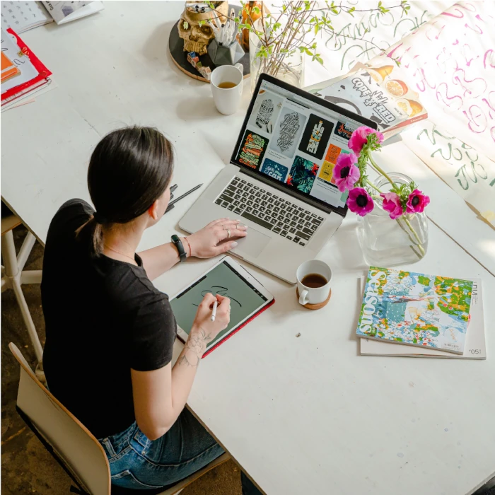 Escritório de arquitetura online moderno com equipe trabalhando remotamente