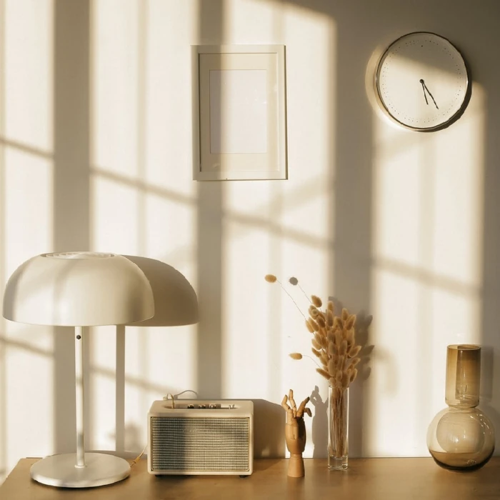 Soluções de design flexível, como arandelas articuladas, aumentando o conforto em casas pequenas.