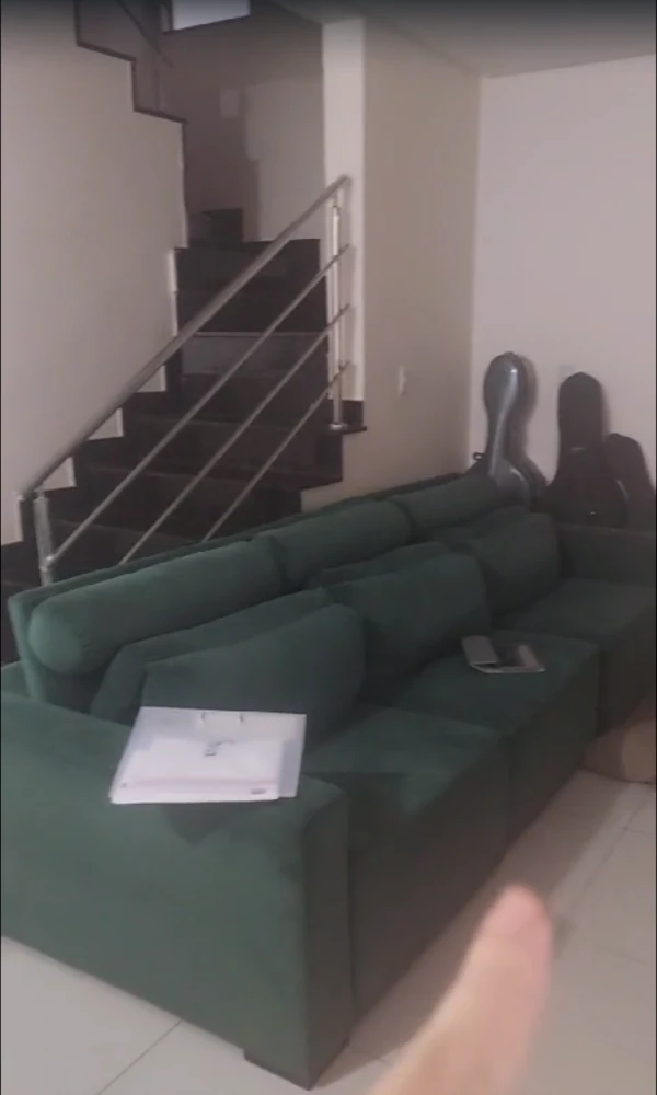 Piano em destaque na nova sala de música em casa com detalhes em azul e luz natural, promovendo leveza.