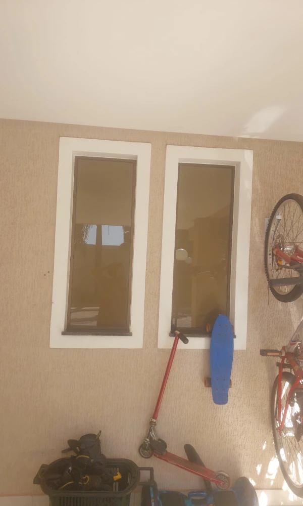 Piano em destaque na nova sala de música em casa com detalhes em azul e luz natural, promovendo leveza.