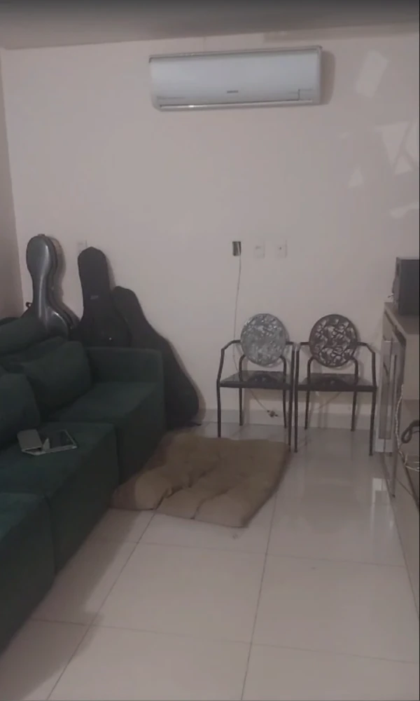 Piano em destaque na nova sala de música em casa com detalhes em azul e luz natural, promovendo leveza.