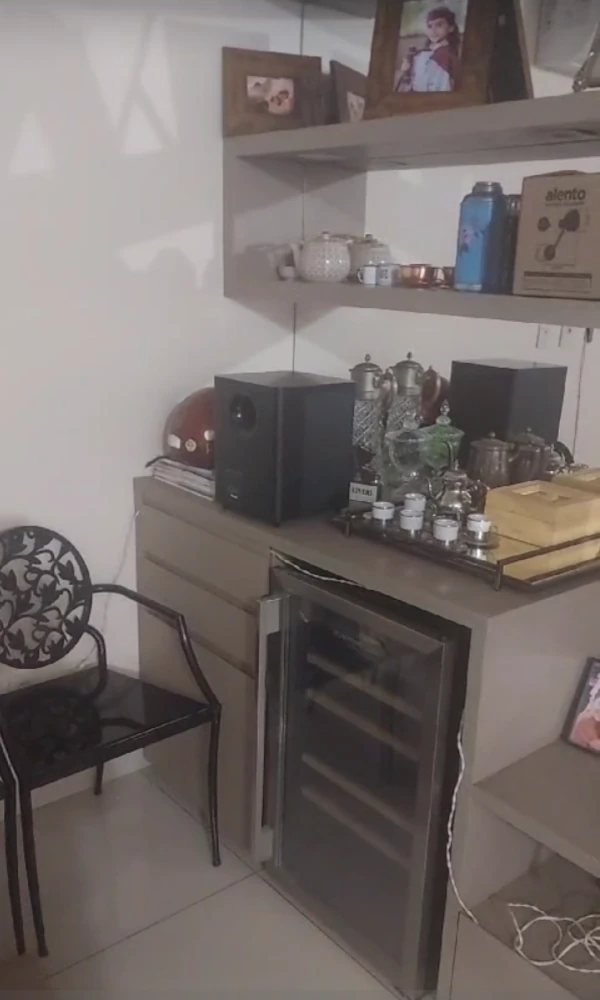 Piano em destaque na nova sala de música em casa com detalhes em azul e luz natural, promovendo leveza.